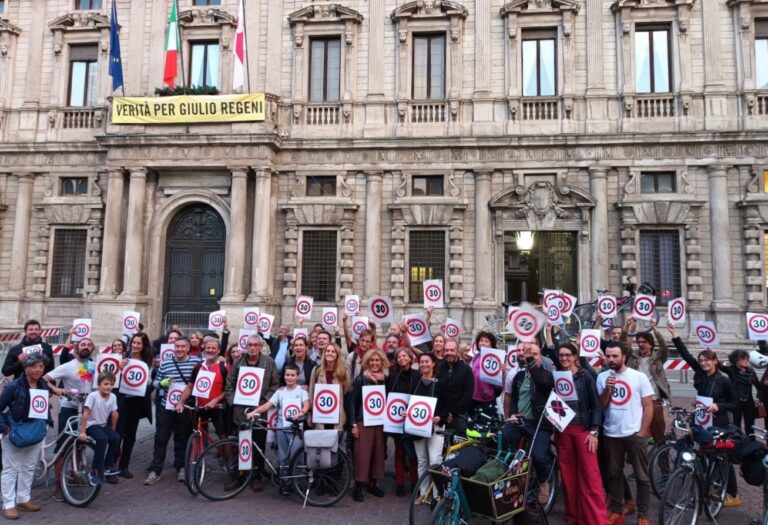 Consegna delle prime duemila firme